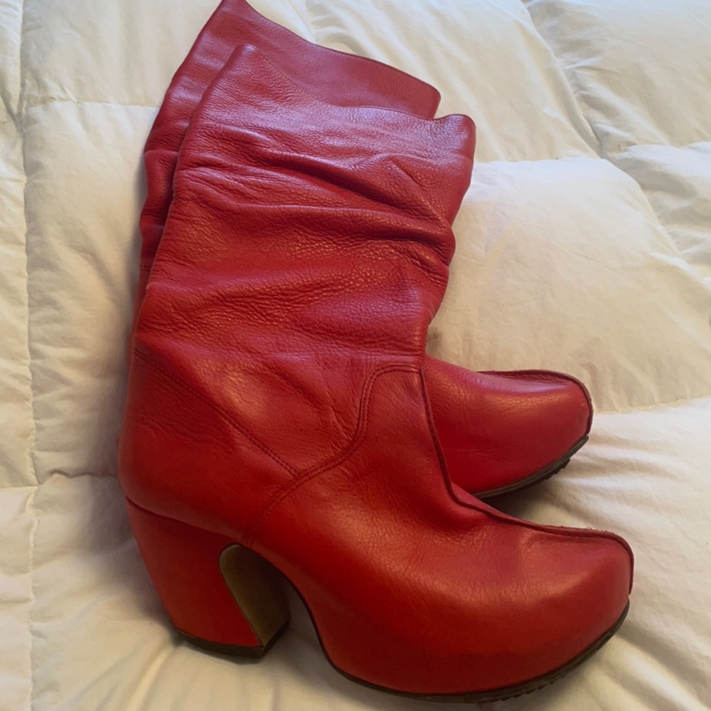Fluevog Prepares Volunteer